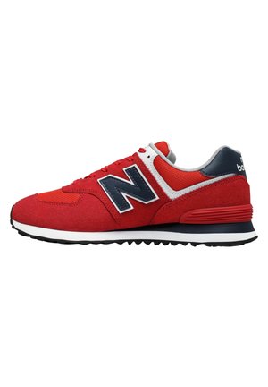 Rød og marineblå New Balance-sneaker med hvide accenter, mesh- og ruskindsoverdel, snøredesign og tekstureret sort sål.