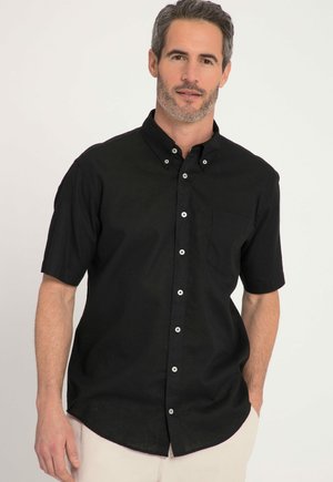 Schwarzes kurzärmliges Hemd mit einem Button-Down-Kragen, Brusttasche und weißen Knöpfen. Hergestellt aus einem glatten Material, leicht locker sitzend.