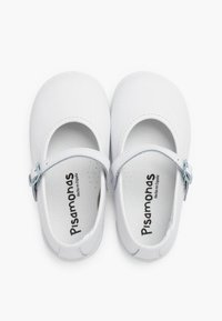 Weiße Leder-Mary-Jane-Schuhe mit abgerundeter Spitze, einem Riemen mit einer silbernen Schnalle und einer weichen Innenausstattung, die den Markennamen zeigt.