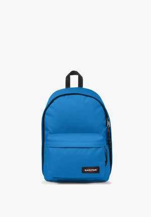 Niebieski plecak z tkaniny o gładkiej fakturze, z przednią kieszenią, czarnym zamkiem błyskawicznym i pętlą do zawieszania na górze. Logo Eastpak z przodu.