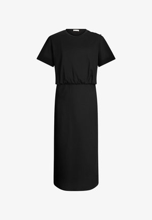 Robe noire en tissu doux, avec un col rond, des manches courtes et une taille élastique pour un effet plissé.