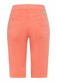 Shorts couleur pêche jusqu'aux genoux avec une texture lisse, dotés de deux poches arrière et de détails cousus. Taille élastique pour plus de confort.