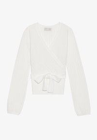 Top alb cu model ribatat, cu manșete lungi, închidere cu legătură la talie și decolteu în V. Are un material texturat pentru un interes vizual.