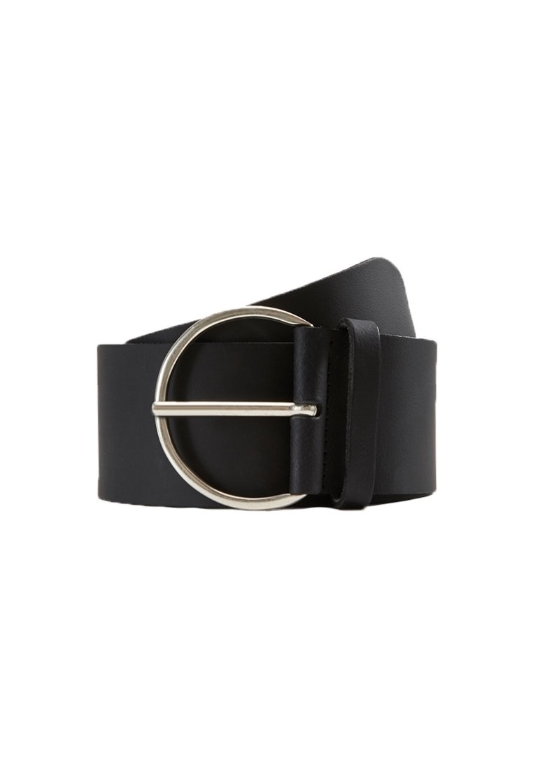 Ceinture en cuir noire avec une large lanière et une grande boucle métallique argentée ronde, partiellement enroulée sur un fond blanc.