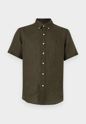 Λινό πουκάμισο σε ελιά πράσινο με κοντό μανίκι, κουμπιά μπροστά, γιακά με κουμπιά και μικρό κεντημένο λογότυπο στο στήθος.