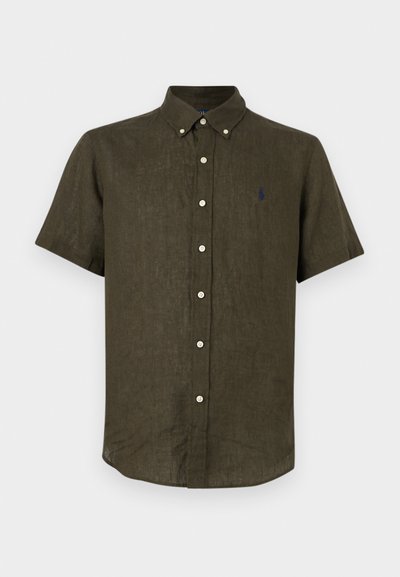 Λινό πουκάμισο σε ελιά πράσινο με κοντό μανίκι, κουμπιά μπροστά, γιακά με κουμπιά και μικρό κεντημένο λογότυπο στο στήθος.