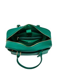Bolso de mano de piel verde abierto para mostrar el compartimento principal, bolsillo con cremallera y dos asas con herrajes en tono dorado.