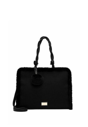 Borsa rettangolare nera con manici intrecciati, bordatura in pelliccia sintetica e un piccolo pompon appeso a una delle maniglie.