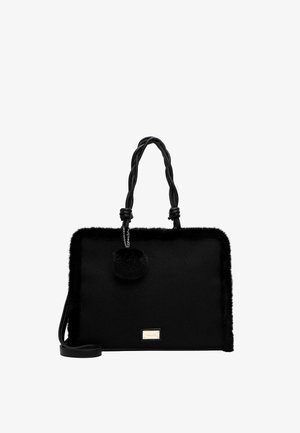 Borsa rettangolare nera con manici intrecciati, bordatura in pelliccia sintetica e un piccolo pompon appeso a una delle maniglie.