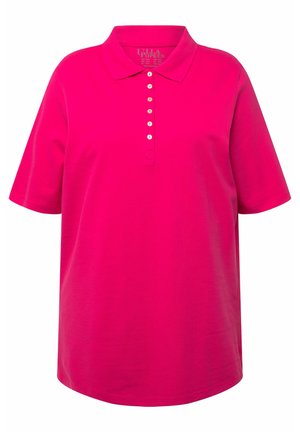 Polo shirt rosa in cotone, con colletto classico, maniche corte e una pattina con sei bottoni. Texture liscia.