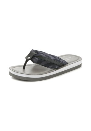 Schwarze und graue Flip-Flop-Sandale mit Tarnmuster, weicher, gepolsterter Einlegesohle, flacher Gummisohle und texturiertem Stoff-Zehentrenner.