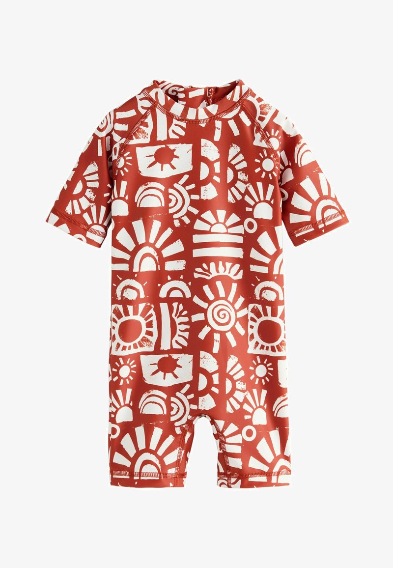 Body bébé rouge à manches courtes avec motifs abstraits blancs de soleil et d'arc-en-ciel, col rond et détails de couture visibles.