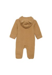 Poussette en polaire beige pour bébé avec capuche arborant des oreilles d'ours, manches longues et fond fermé pour plus de couverture et de chaleur.