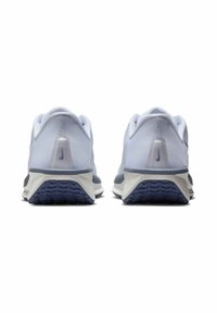 Scarpe da ginnastica di colore blu chiaro con una tomaia in mesh testurizzato, accenti grigi, suola ammortizzata e suola in gomma con motivo. Dettaglio del logo semplice sul tallone.
