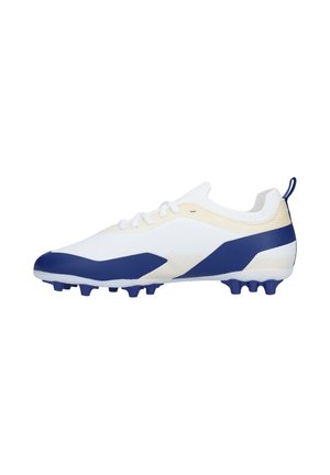 Weiß-blauer Sportschuh im Stollendesign mit Schnürung, profilierter Sohle für besseren Halt und einer Lasche an der Ferse vor neutralem Hintergrund.