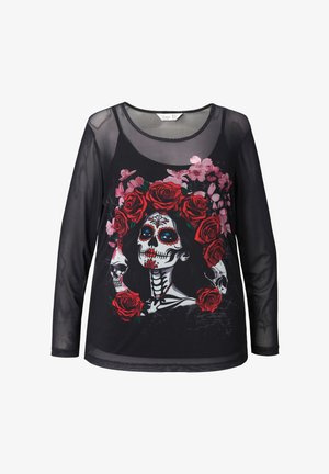 Schwarzes Langarmshirt mit einem Grafikdesign eines geschmückten Schädels, umgeben von roten Rosen und pinken Blumen, mit einer transparenten schwarzen Textur.