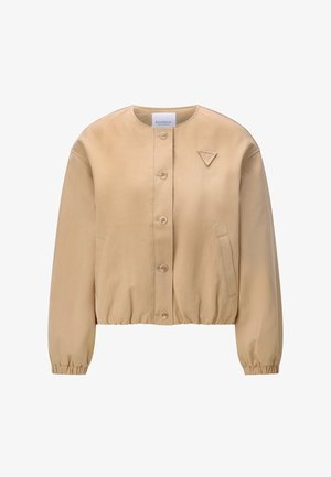 Bēšs saīsināts žakete ar apaļu kaklu, priekšējām pogām, elastīgām aprocēm un apakšu, divām sānu kabatām un nelielu trīsstūrveida plāksteri uz krūtīm.