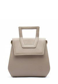 Borsa in pelle beige con forma strutturata, dotata di manico superiore piatto, pattina pieghevole e dettagli del logo in rilievo minimalista.