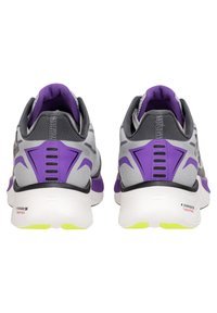 Le scarpe da ginnastica grigie e viola presentano una tomaia in rete, un colletto imbottito e una suola in gomma con accenti giallo neon. Design del tallone notevole con fessure di ventilazione.