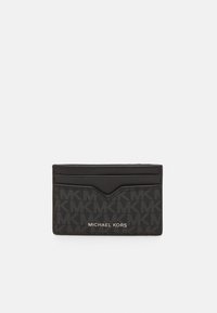 Porte-cartes noir en matériau texturé présentant un motif répétitif MK, rehaussé d'un logo doré. Découpe en forme de V pour un accès facile aux cartes.