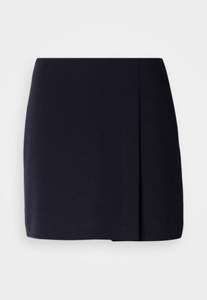 Čierna mini sukňa s rovnou siluetou, vyrobená z mäkkej látky, s bočným záhybom pre zvýraznenie detailu a čistým lemom.