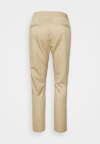 Beżowe bawełniane spodnie o prostych nogawkach, z dwoma tylnymi kieszeniami i gładkim paskiem. Gładka faktura, minimalistyczny styl.