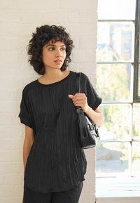 Next PLISSÉ SHORT SLEEVE STANDARD - Bluse - black