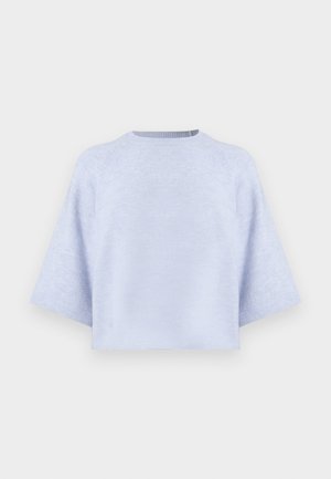 Vaaleansininen lyhyt neulepusero, joka on valmistettu pehmeästä kankaasta. Siinä on leveät hihat, pyöreä pääntie ja rento istuvuus. Suuri tekstuuri, minimalistinen muotoilu.