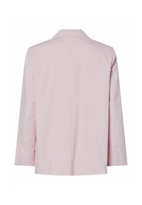 Blazer rose clair à manches longues, col structuré et dos épuré, présenté à plat sur fond blanc.