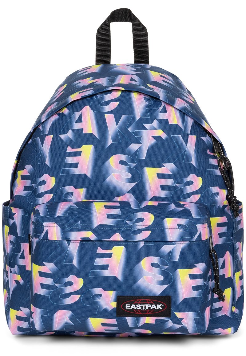 Mochila azul con patrón de texto 3D en rosa, amarillo y blanco. Hecha de tela duradera, cuenta con un bolsillo con cremallera en la parte delantera y una correa de manejo negra.