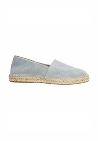 Espadrilla in suede azzurro con suola in corda di juta, caratterizzata da un design slip-on e punta tondeggiante. Parte superiore testurizzata con dettagli cuciti.