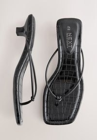 Schwarze Sandalen mit eckiger Kappe aus Kunst-Krokodilleder, dünnen Riemchen und einem 5 cm Blockabsatz, Größe 40, mit "Next Forever Comfort" Markenzeichen.