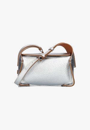 Zilveren handtas met een rechthoekige vorm, bruin leren accenten en een verstelbare schouderriem. Voorzien van een veilige sluiting en een minimalistisch design.