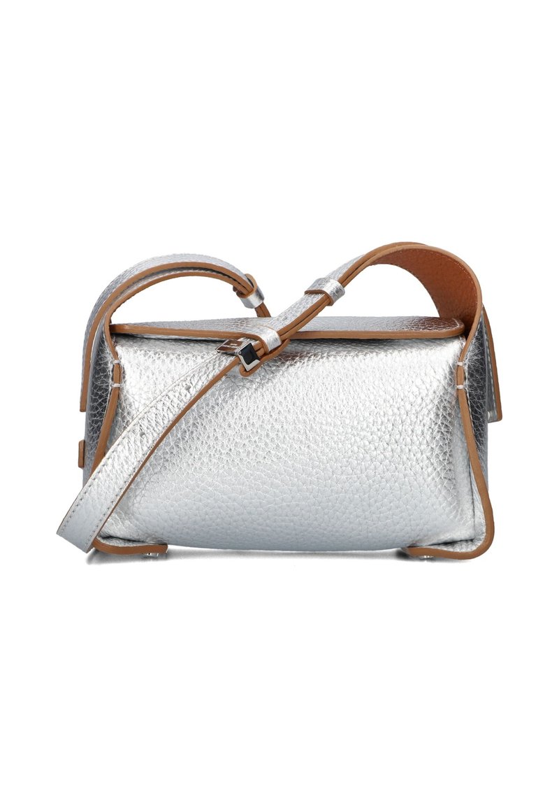 Zilveren handtas met een rechthoekige vorm, bruin leren accenten en een verstelbare schouderriem. Voorzien van een veilige sluiting en een minimalistisch design.