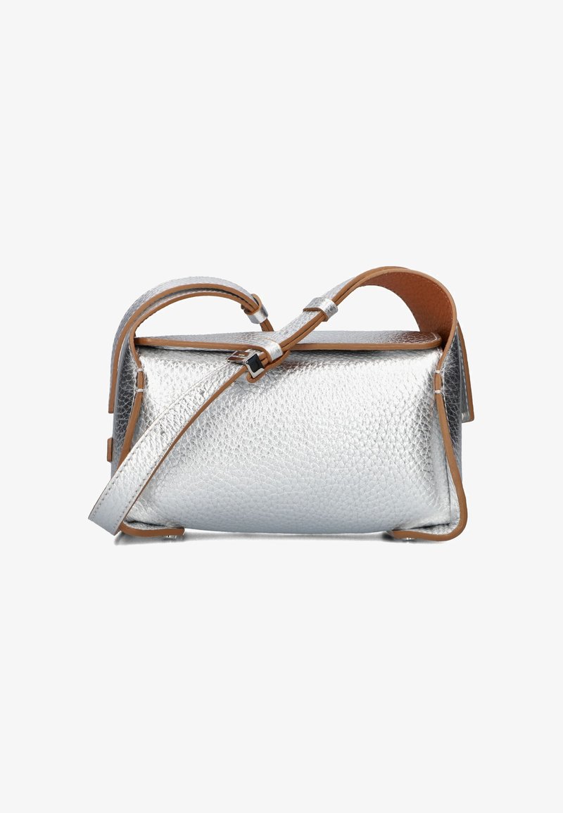 Zilveren handtas met een rechthoekige vorm, bruin leren accenten en een verstelbare schouderriem. Voorzien van een veilige sluiting en een minimalistisch design.