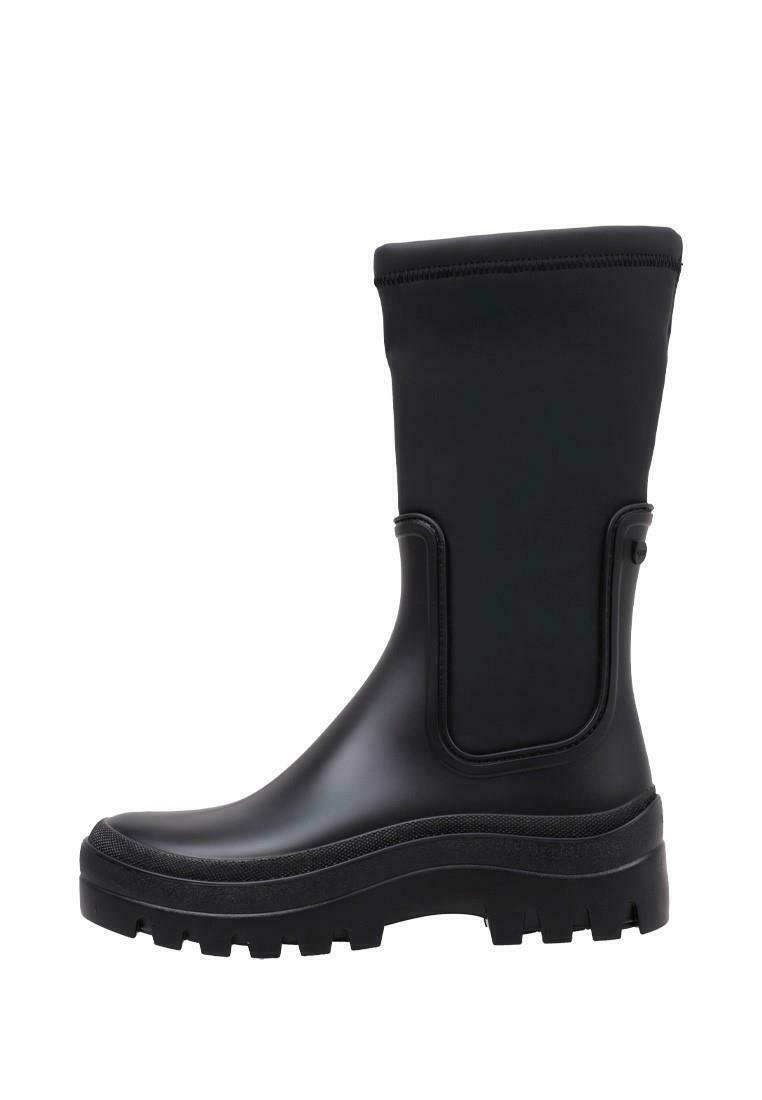 Botte de cheville noire imperméable avec un extérieur en caoutchouc, une semelle texturée et un poignet en tissu. Dispose d'un panneau latéral pour un enfilage facile.