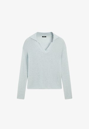 Hellblauer Strickpullover mit V-Ausschnitt und weitem Kragen, mit langen Ärmeln und strukturierter Oberfläche. Einfaches, sauberes Design.