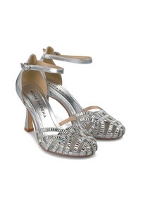 Sandali alti argento con dettagli in metallo, design open toe e un motivo decorativo sulla tomaia. Include una cinghia regolabile alla caviglia.