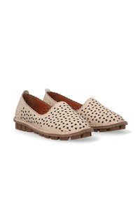 Beige geperforeerde instap schoenen met een gestructureerd ontwerp, bruine rubberen zool en gestikte randdetails. Zachte binnenvoering zichtbaar.