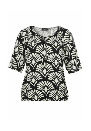 Zwart-witte blouse met driekwartsmouwen, een ronde hals en een abstract geometrisch waaierpatroon over de hele stof.