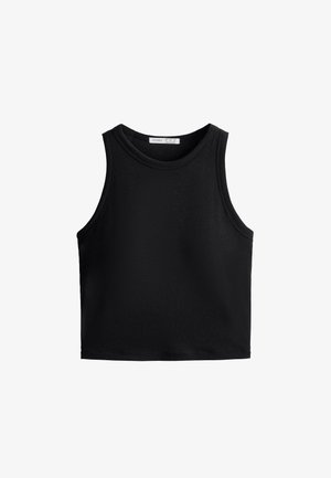 Fekete bordázott, rövidített trikó széles vállpántokkal és kerek nyakkivágással, fehér háttéren elhelyezve.