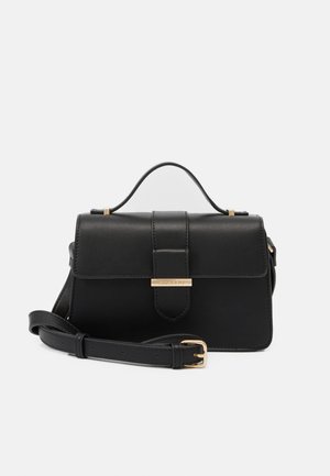 Borsa a tracolla in pelle nera con accenti in metallo dorato, forma rettangolare, chiusura a patta, tracolla regolabile, superficie liscia, design minimale.