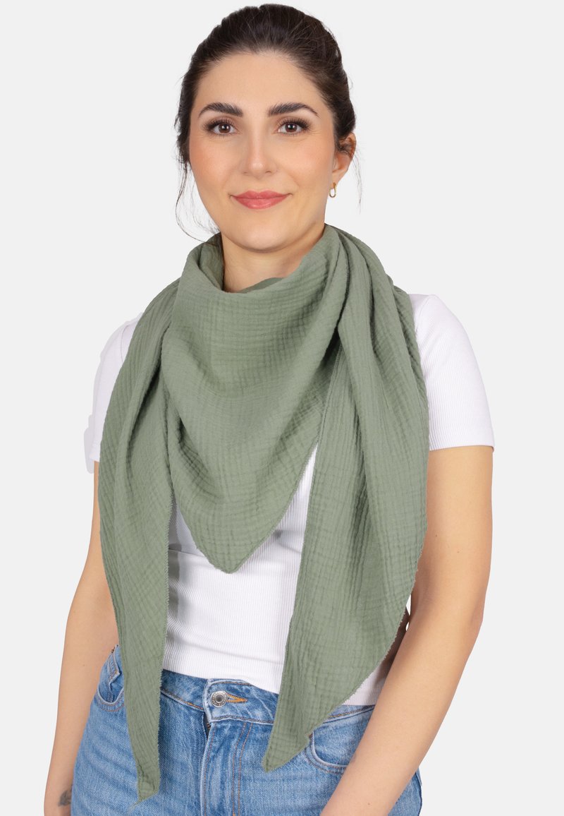 Écharpe verte et texturée en forme triangulaire, drapée autour du cou. Fabriquée en matériau doux avec un motif de fronces visible.