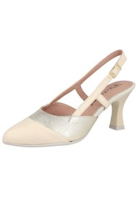Zapatos de tacón slingback en beige y plateado metálico con punta afilada y un tacón cuadrado de 2.5 pulgadas. Presentan una correa con hebilla y acentos texturizados.