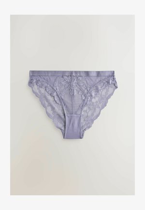 Lavendli pitsist püksikud lillemustriga, veniv kangas, siksakäärisega servad ja sile vöökoht. Detailne pitsitöö külgedel ja seljal.