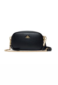Borsa a tracolla nera in finta pelle con una tracolla in catena dorata, forma rettangolare e un dettaglio triangolare dorato sulla parte anteriore. Texture liscia.