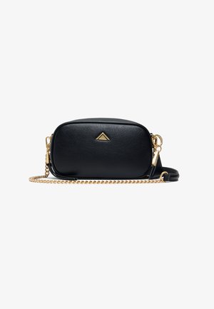 Sac bandoulière en cuir synthétique noir avec une chaîne en or, de forme rectangulaire et un détail en triangle doré à l'avant. Texture lisse.