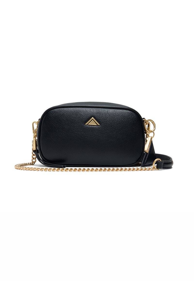 Borsa a tracolla nera in finta pelle con una tracolla in catena dorata, forma rettangolare e un dettaglio triangolare dorato sulla parte anteriore. Texture liscia.