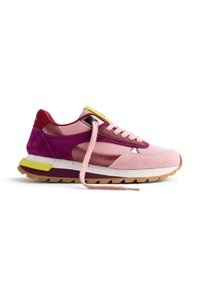 Zapatilla baja en rosa, púrpura y rojo con acentos amarillos, mediasuela blanca, suela de goma y un lazo rosa suelto sobre un fondo blanco.