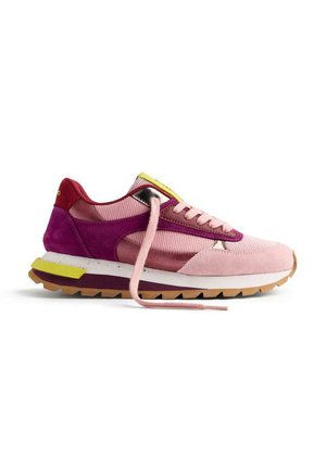 Sneaker low-top in rosa, viola e rosso con dettagli gialli, suola intermedia bianca, suola in gomma e lacci rosa sciolti su uno sfondo bianco.